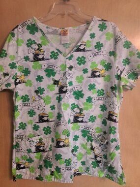 Women’s Peanuts Holiday Scrub Top Medium M Lucky Green White St. Patrick's Day